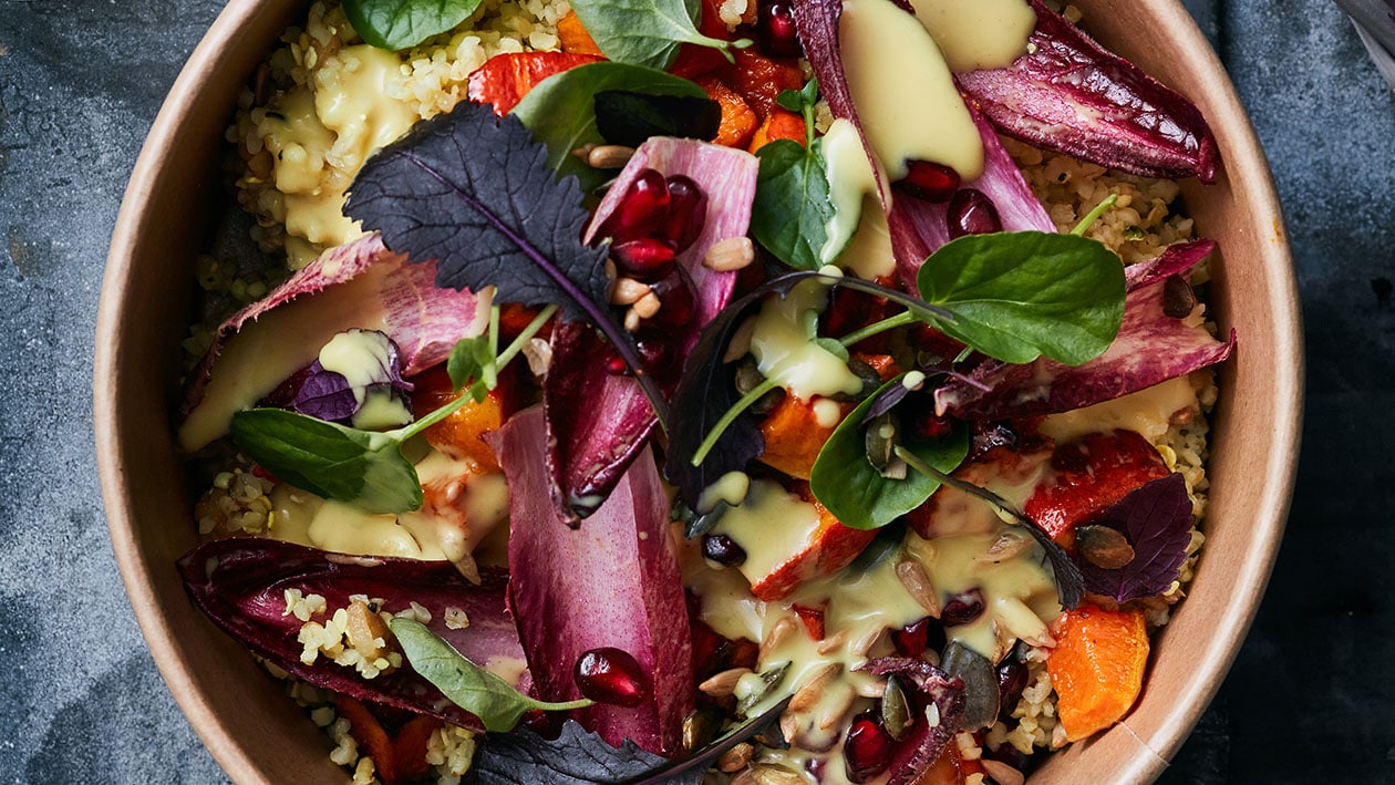 Bulger salade met geroosterde pompoen en roodlof en granaatappel Bulger salade met geroosterde pompoen en roodlof en granaatappel